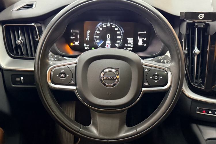 Used Volvo XC60 2021 T5 4x4 Smart Luxury Edition Interior 4