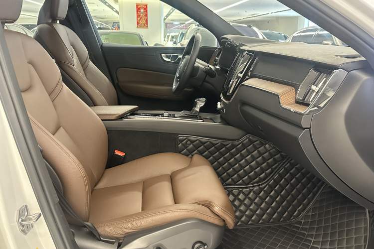 Used Volvo XC60 2021 T5 4x4 Smart Luxury Edition Interior 4