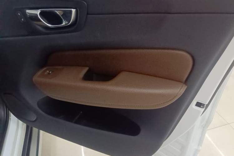 Used Volvo XC60 2021 T5 4x4 Smart Luxury Edition Interior 5