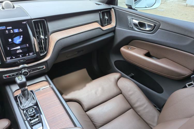 Used Volvo XC60 2021 T5 4x4 Smart Luxury Edition Interior 5