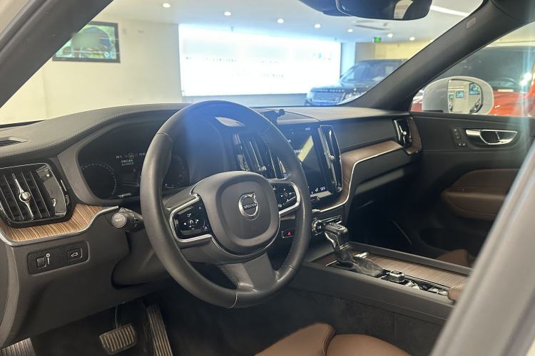 Used Volvo XC60 2021 T5 4x4 Smart Luxury Edition Interior 5