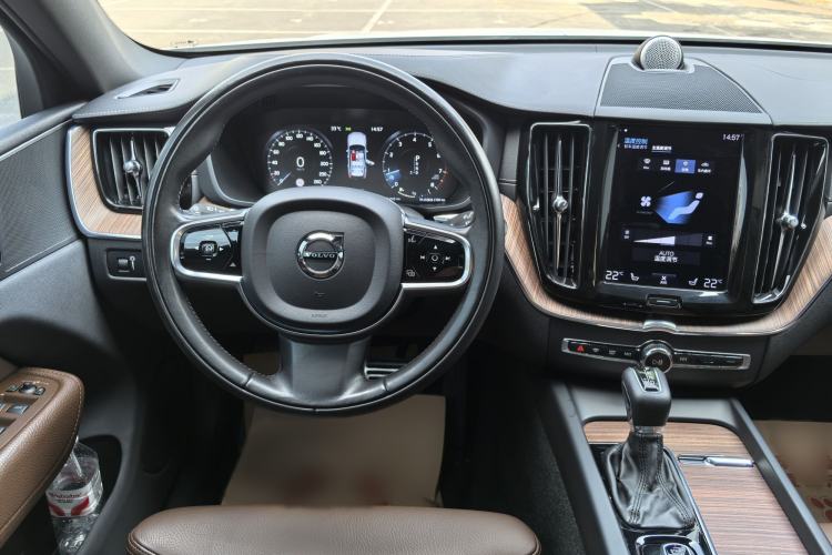 Used Volvo XC60 2021 T5 4x4 Smart Luxury Edition Interior 6