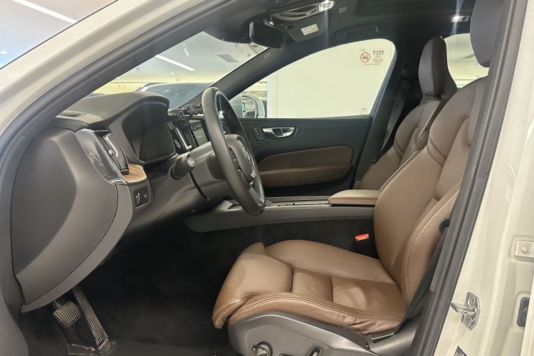Used Volvo XC60 2021 T5 4x4 Smart Luxury Edition Interior 6