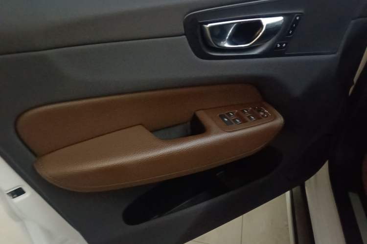 Used Volvo XC60 2021 T5 4x4 Smart Luxury Edition Interior 7