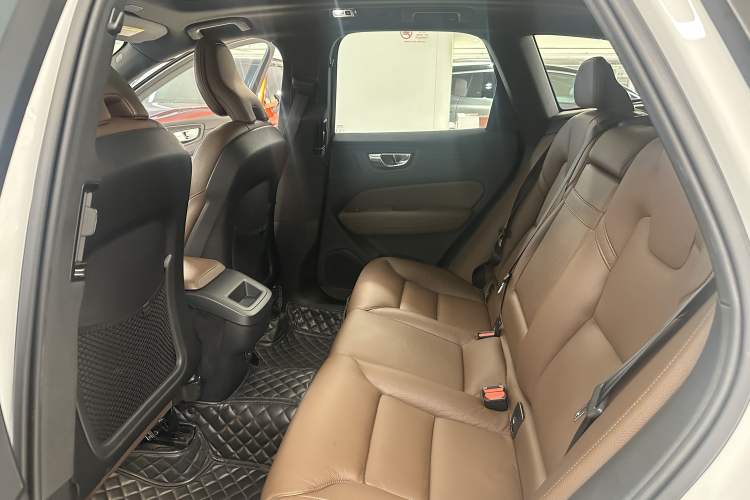 Used Volvo XC60 2021 T5 4x4 Smart Luxury Edition Interior 8