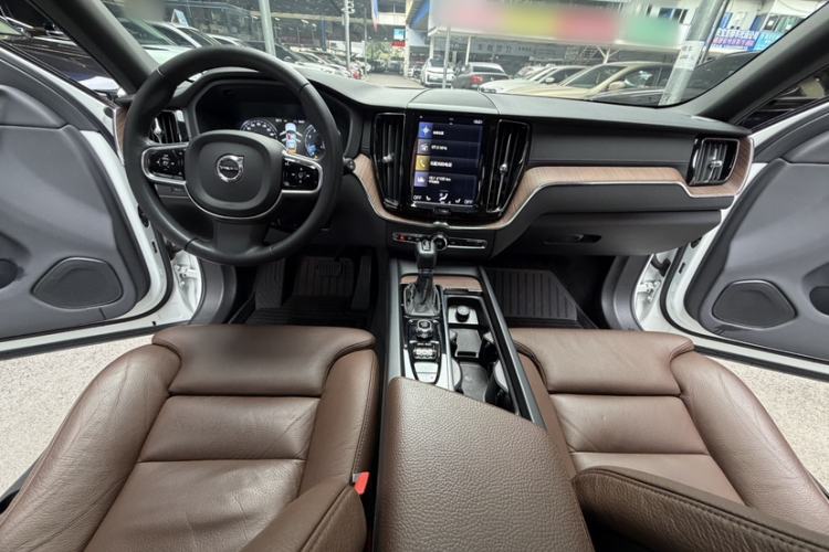 Used Volvo XC60 2021 T5 4x4 Smart Luxury Edition Interior 9