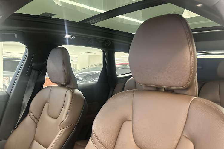 Used Volvo XC60 2021 T5 4x4 Smart Luxury Edition Interior 9