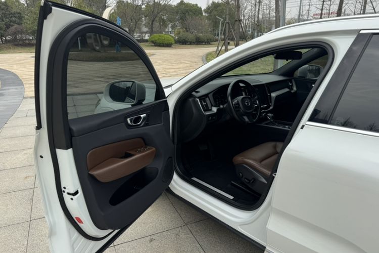 Used Volvo XC60 2021 T5 4x4 Smart Luxury Edition Left Front Seat