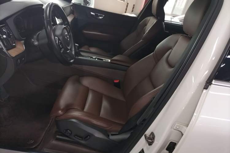Used Volvo XC60 2021 T5 4x4 Smart Luxury Edition Left Front Seat