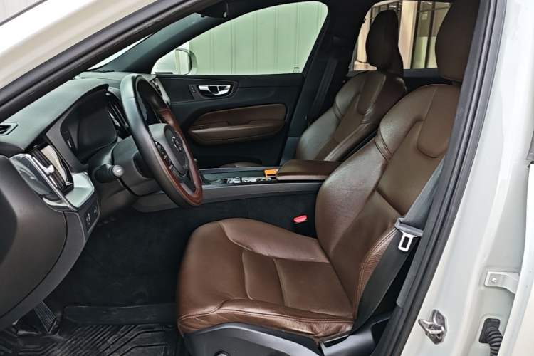 Used Volvo XC60 2021 T5 4x4 Smart Luxury Edition Left Front Seat