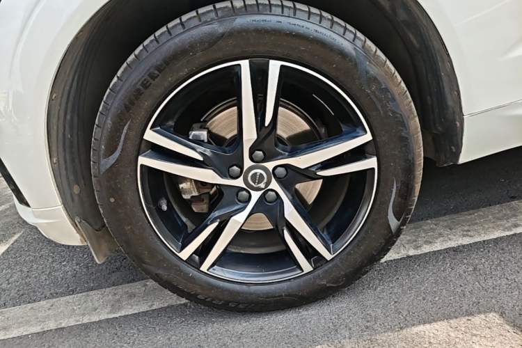Used Volvo XC60 2021 T5 4x4 Smart & Advanced Sport Edition Left Front Wheel Hub