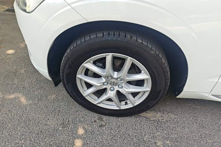 Used Volvo XC60 2021 T5 4x4 Smart Luxury Edition Left Front Wheel Hub