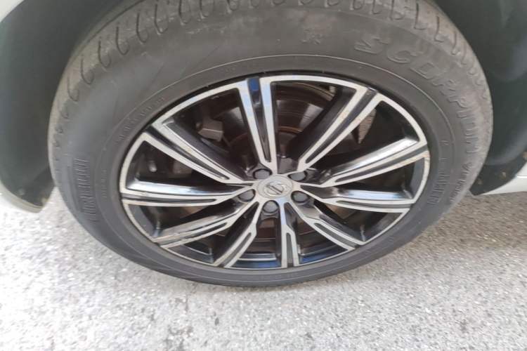 Used Volvo XC60 2021 T5 4x4 Smart Luxury Edition Left Front Wheel Hub
