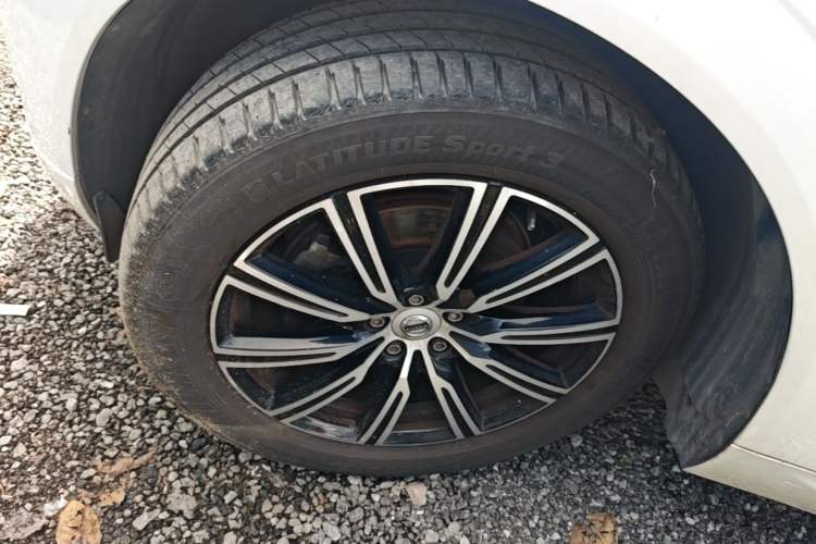 Used Volvo XC60 2021 T5 4x4 Smart Luxury Edition Left Front Wheel Hub
