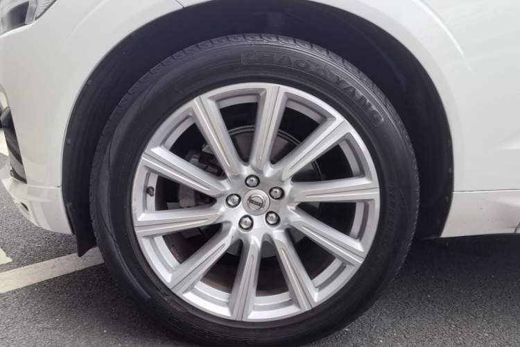 Used Volvo XC60 2021 T5 4x4 Smart & Advanced Sport Edition Left Front Wheel Hub