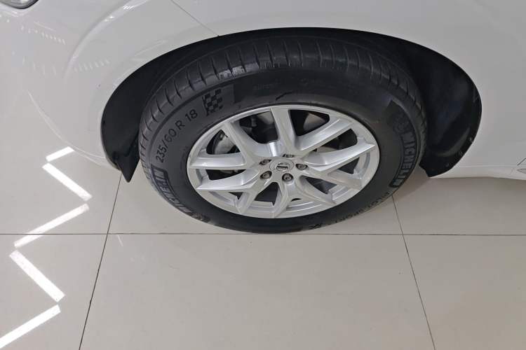Used Volvo XC60 2021 T5 4x4 Smart Luxury Edition Left Front Wheel Hub