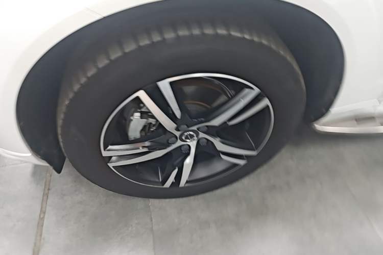 Used Volvo XC60 2021 T5 4x4 Smart & Advanced Sport Edition Left Front Wheel Hub
