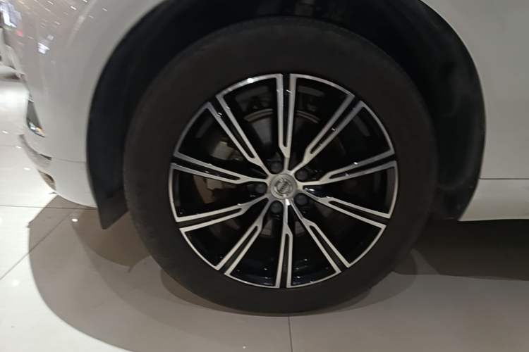 Used Volvo XC60 2021 T5 4x4 Smart Luxury Edition Left Front Wheel Hub