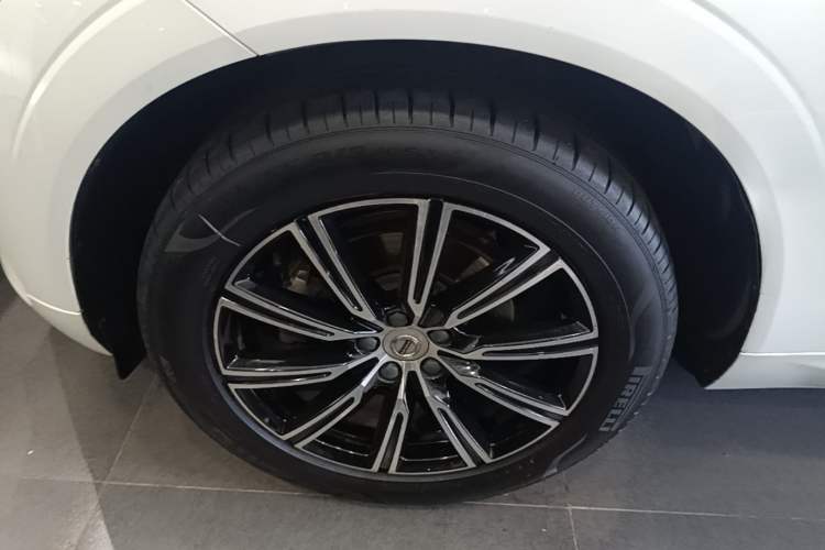 Used Volvo XC60 2021 T5 4x4 Smart Luxury Edition Left Front Wheel Hub