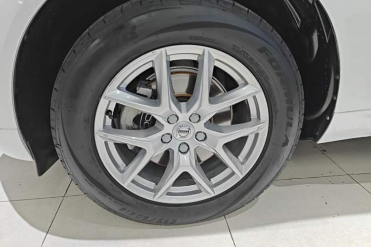 Used Volvo XC60 2021 T5 4x4 Smart Luxury Edition Left Front Wheel Hub