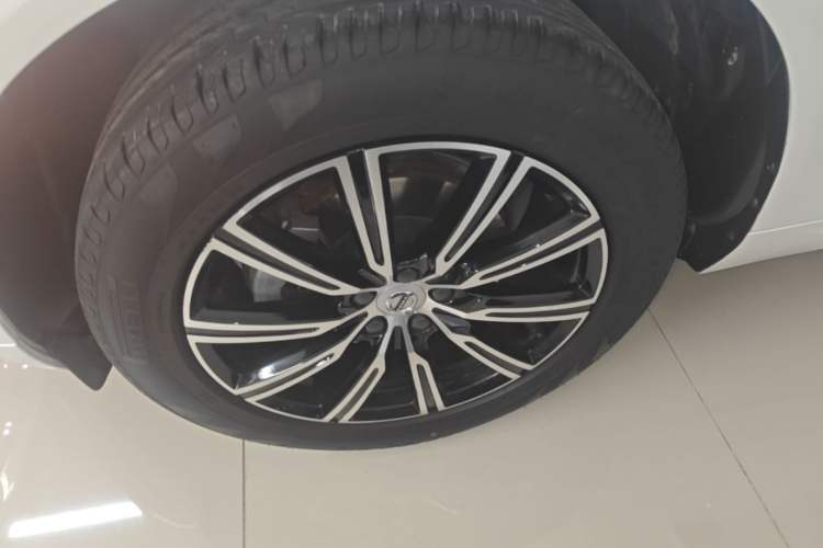 Used Volvo XC60 2021 T5 4x4 Smart Luxury Edition Left Front Wheel Hub