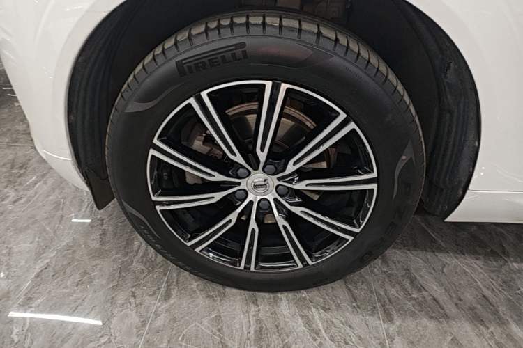 Used Volvo XC60 2021 T5 4x4 Smart Luxury Edition Left Front Wheel Hub