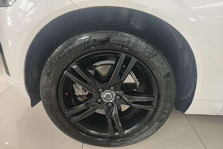 Used Volvo XC60 2021 T5 4x4 Smart & Advanced Sport Edition Left Front Wheel Hub