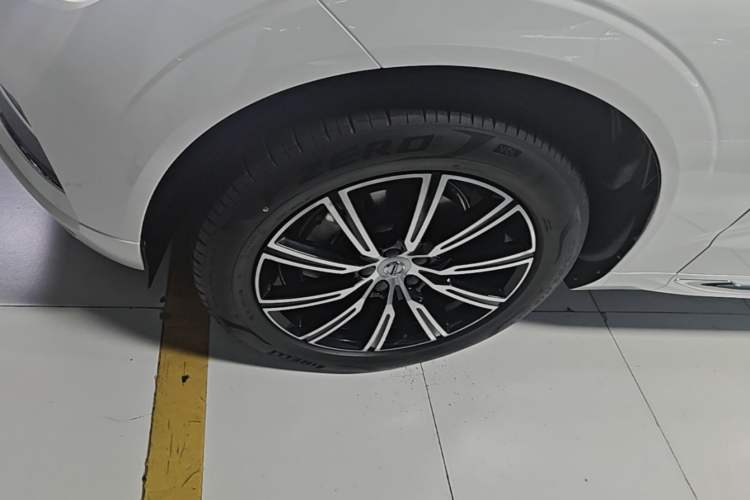 Used Volvo XC60 2021 T5 4x4 Smart Luxury Edition Left Front Wheel Hub