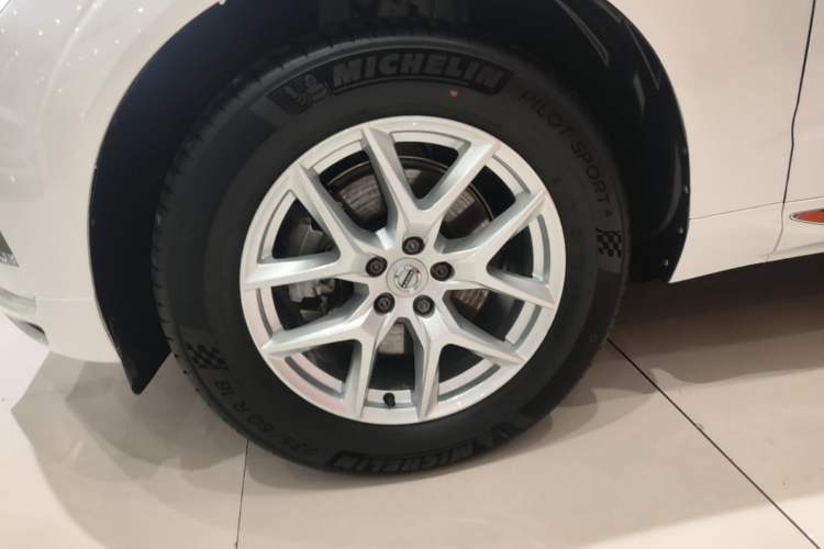 Used Volvo XC60 2021 T5 4x4 Smart Luxury Edition Left Front Wheel Hub