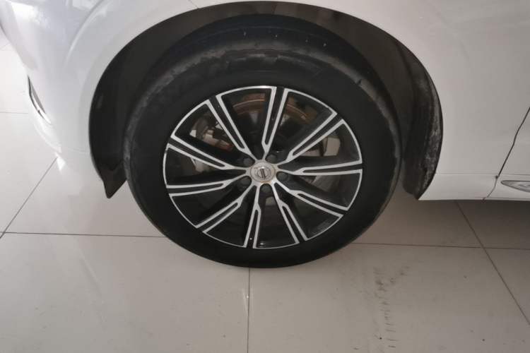 Used Volvo XC60 2021 T5 4x4 Smart Luxury Edition Left Front Wheel Hub