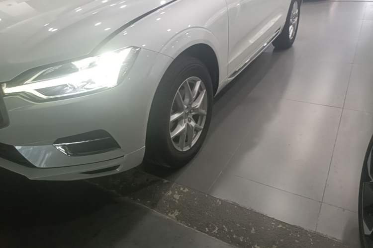 Used Volvo XC60 2021 T5 4x4 Smart Luxury Edition Left Front Wheel Hub