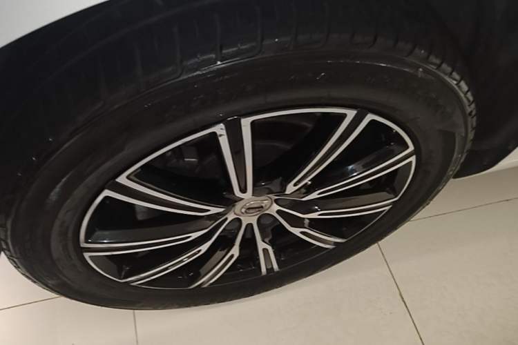 Used Volvo XC60 2021 T5 4x4 Smart Luxury Edition Left Front Wheel Hub