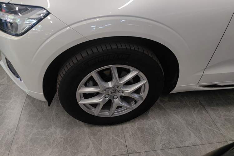 Used Volvo XC60 2021 T5 4x4 Smart Luxury Edition Left Front Wheel Hub