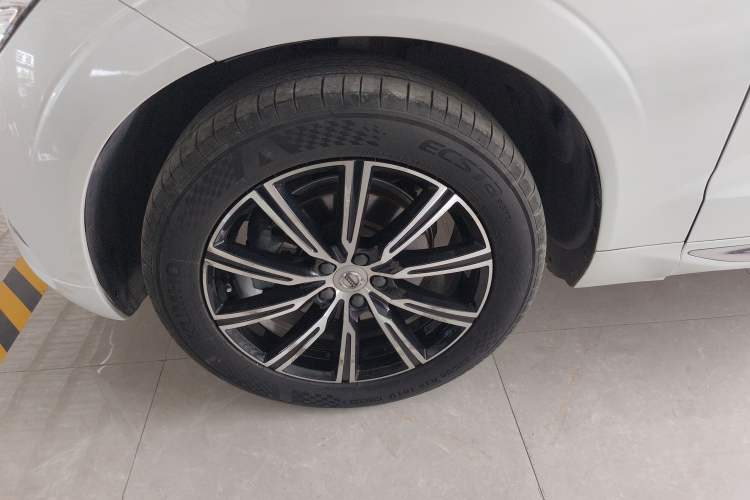 Used Volvo XC60 2021 T5 4x4 Smart Luxury Edition Left Front Wheel Hub