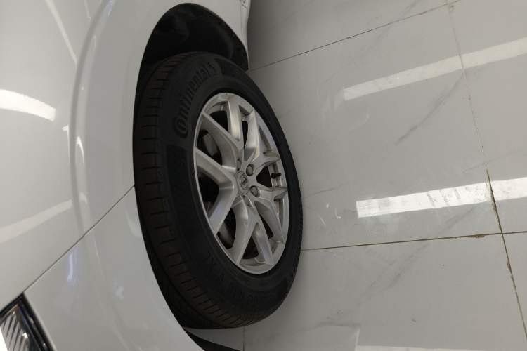 Used Volvo XC60 2021 T5 4x4 Smart Luxury Edition Left Front Wheel Hub