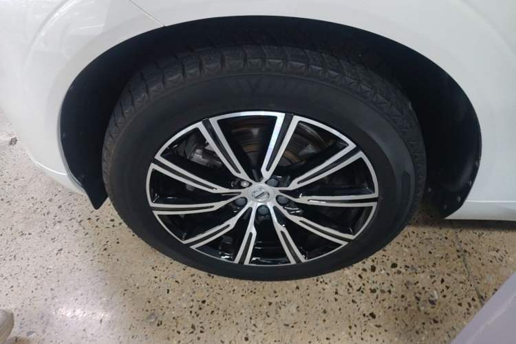 Used Volvo XC60 2021 T5 4x4 Zhiya Luxury Edition Left Front Wheel Hub