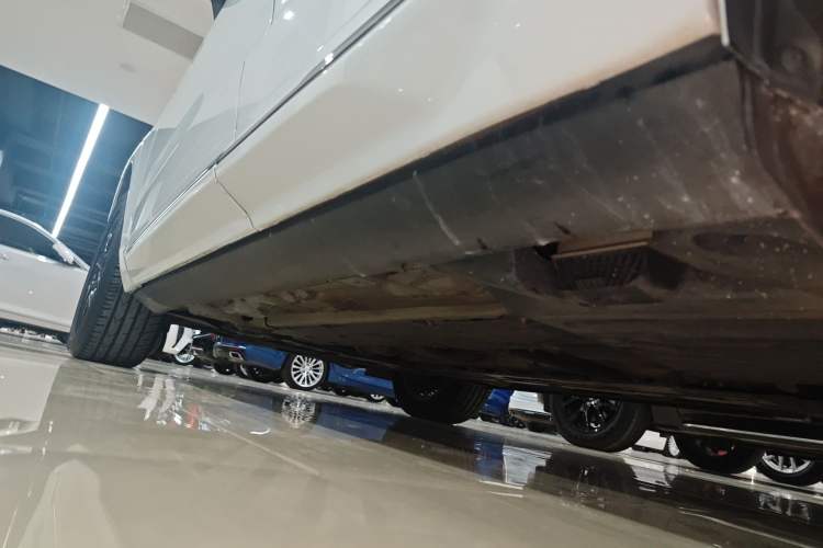 Used Volvo XC60 2021 T5 4x4 Smart Luxury Edition Left Side Sill