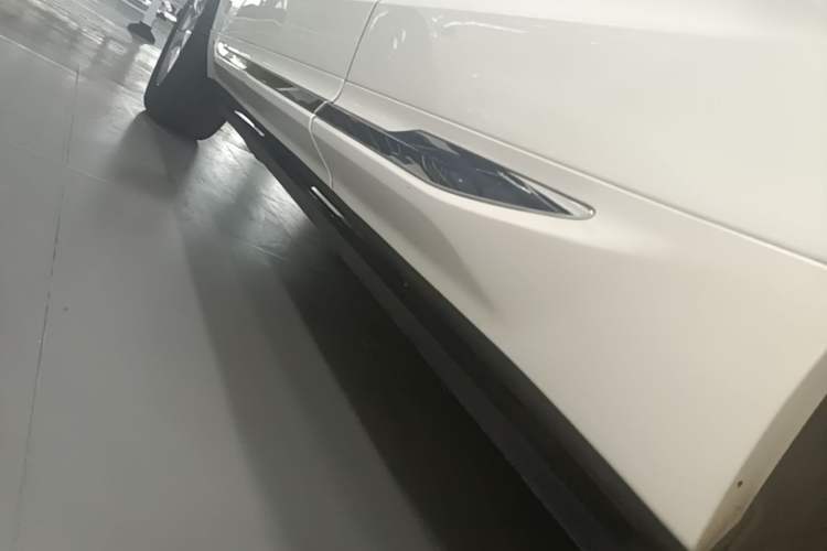 Used Volvo XC60 2021 T5 4x4 Smart Luxury Edition Left Side Sill