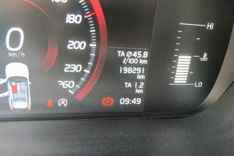 Used Volvo XC60 2021 T5 4x4 Smart Luxury Edition Odometer Close Up