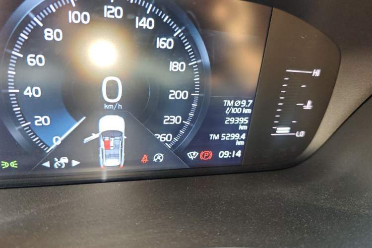 Used Volvo XC60 2021 T5 4x4 Smart Luxury Edition Odometer Close Up