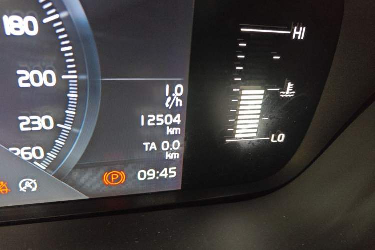Used Volvo XC60 2021 T5 4x4 Smart Luxury Edition Odometer Close Up