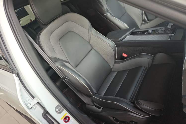 Used Volvo XC60 2021 T5 4x4 Smart & Advanced Sport Edition Right Front Seat