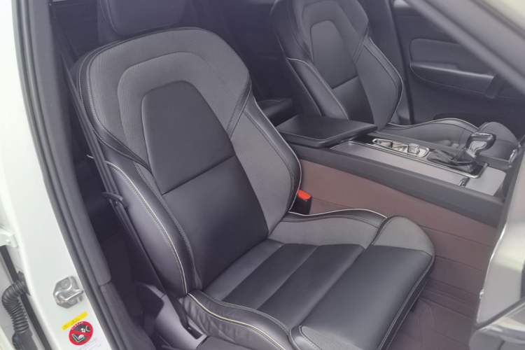 Used Volvo XC60 2021 T5 4x4 Smart & Advanced Sport Edition Right Front Seat