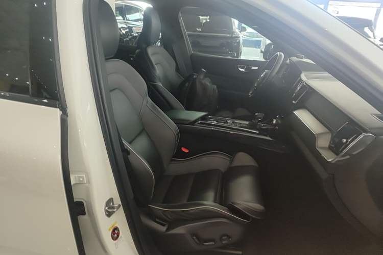 Used Volvo XC60 2021 T5 4x4 Smart & Advanced Sport Edition Right Front Seat