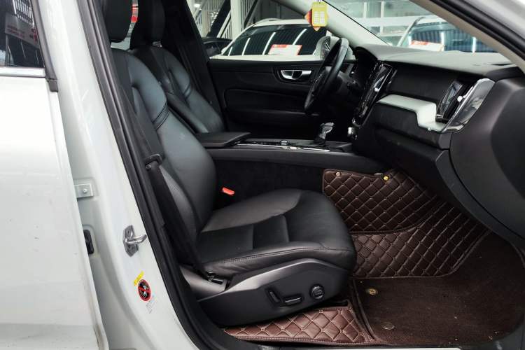 Used Volvo XC60 2021 T5 4x4 Smart Luxury Edition Right Front Seat
