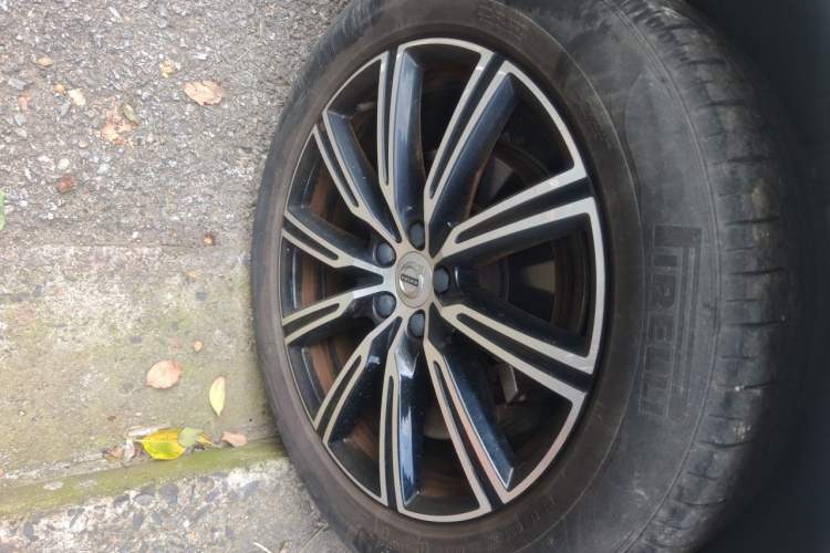 Used Volvo XC60 2021 T5 4x4 Smart Luxury Edition Right Front Wheel Hub