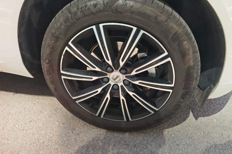 Used Volvo XC60 2021 T5 4x4 Smart Luxury Edition Right Front Wheel Hub