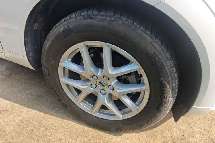Used Volvo XC60 2021 T5 4x4 Smart Luxury Edition Right Front Wheel Hub