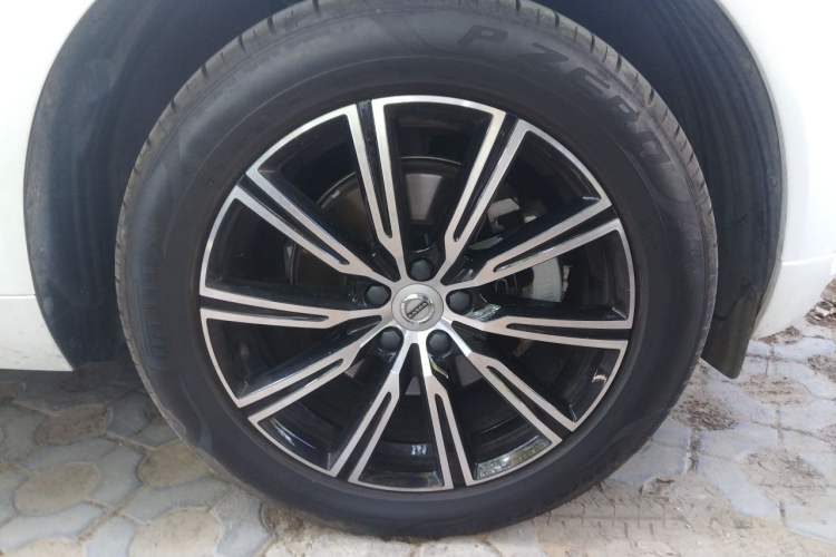 Used Volvo XC60 2021 T5 4x4 Smart Luxury Edition Right Front Wheel Hub