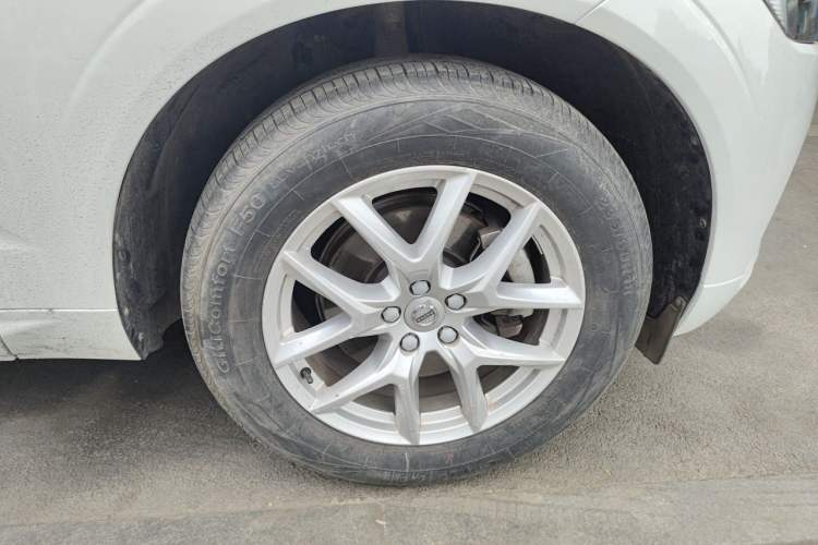 Used Volvo XC60 2021 T5 4x4 Smart Luxury Edition Right Front Wheel Hub